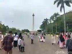 H+2 Lebaran, Meskipun Sore, Monas Masih Ramai dengan Pengunjung